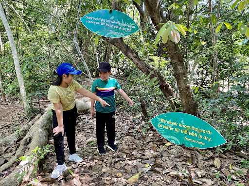 Những thông điệp về bảo vệ môi trường được VQG Cát Tiên gắn khắp nơi tại các điểm dừng chân trong vườn.